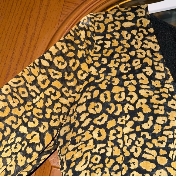 WhoWhatWear Cheetah Print Surplice V-Neck Wrap Long Lantern Sleeve Midi Dress - Picture 9 of 16